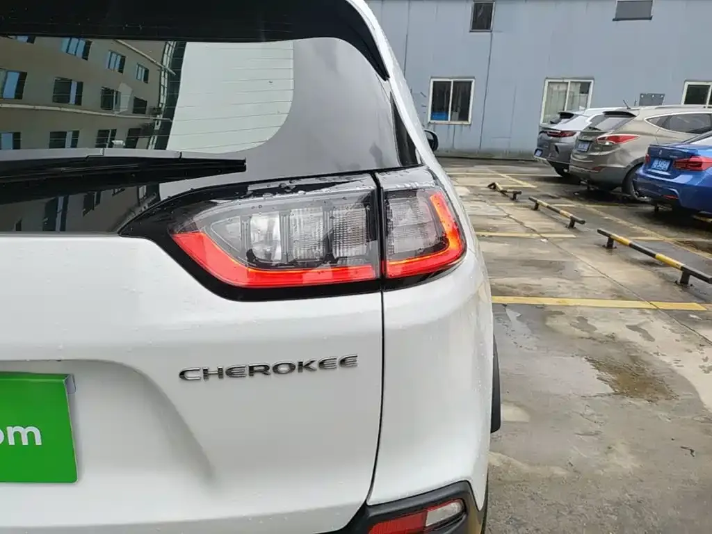 Jeep Cherokee — фото 6