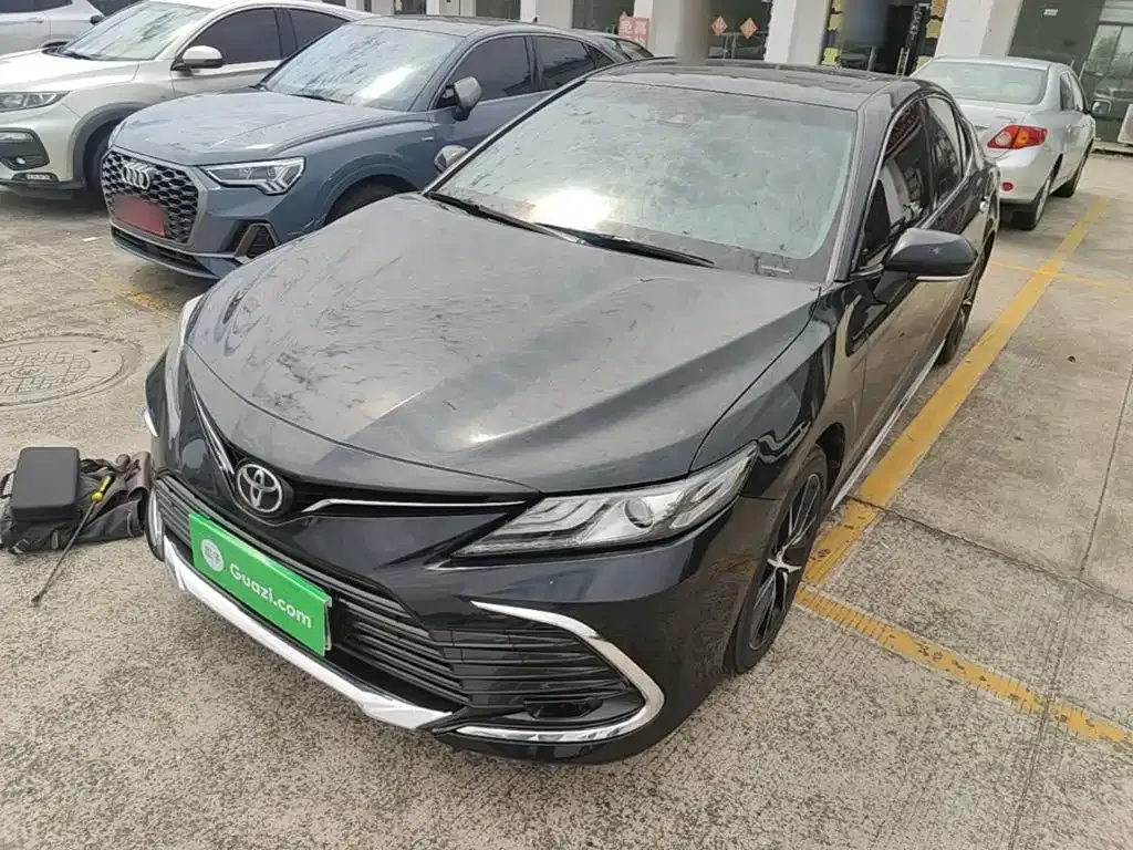 Toyota Camry — фото 1