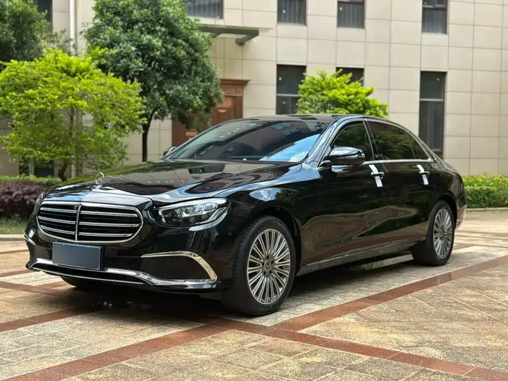 Mercedes-Benz E-Class — фото 1