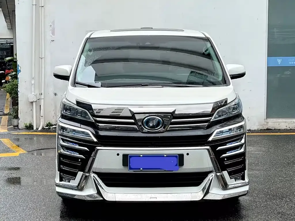Toyota Vellfire — фото 1
