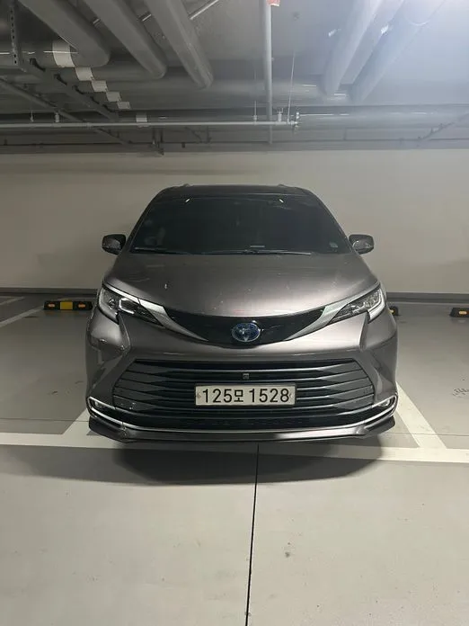 Toyota Sienna — фото 1