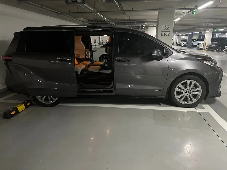 Toyota Sienna — фото 2