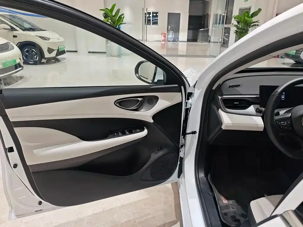 BYD Seal 05 DM-i — фото 8
