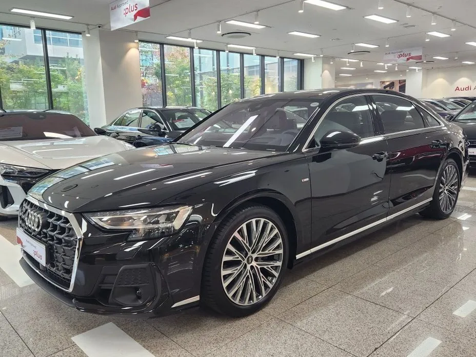 Audi A8 — фото 1