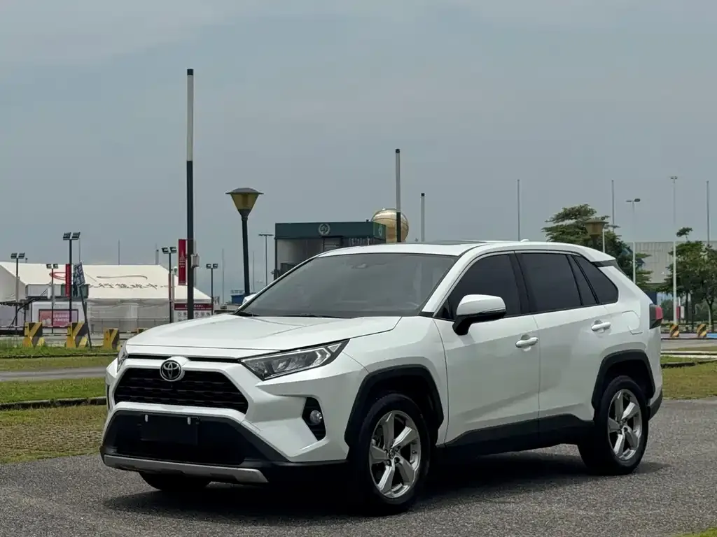 Toyota RAV4 — фото 1