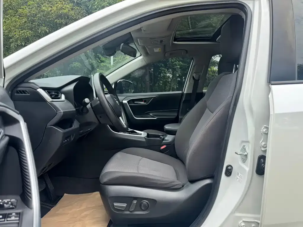 Toyota RAV4 — фото 6