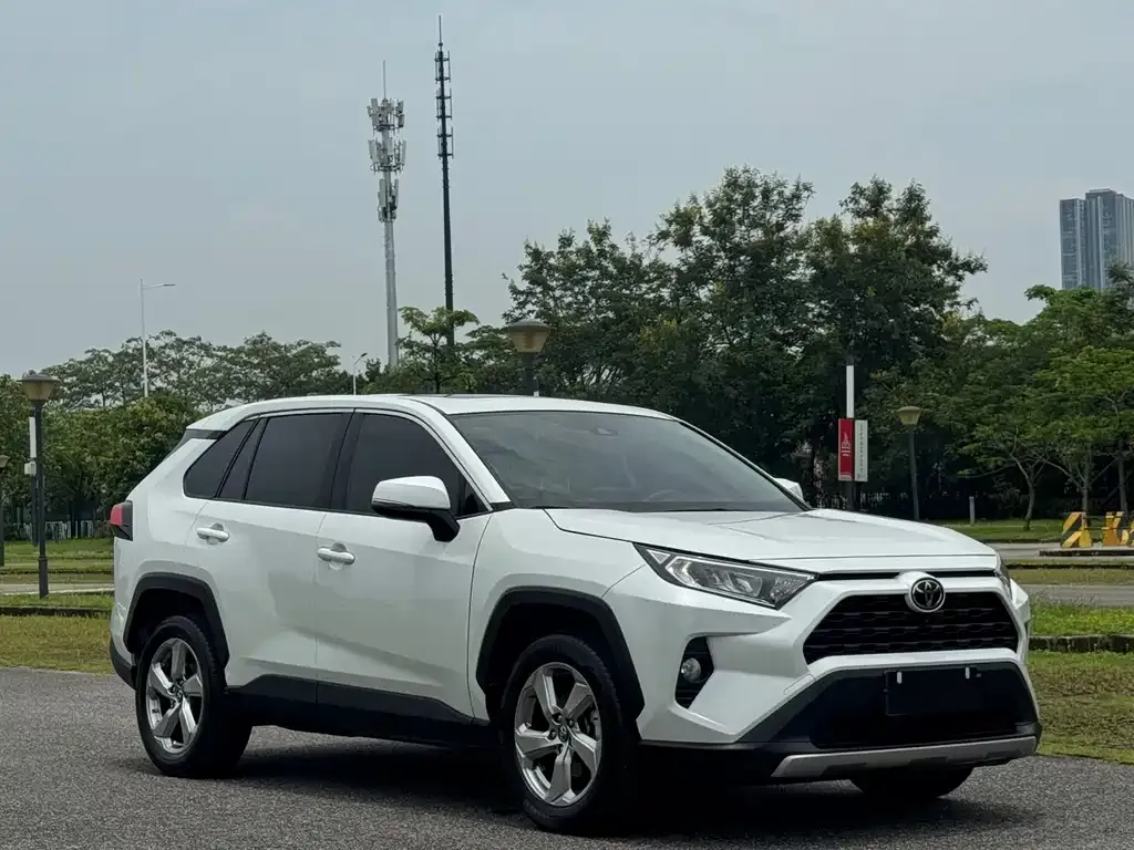 Toyota RAV4 — фото 7
