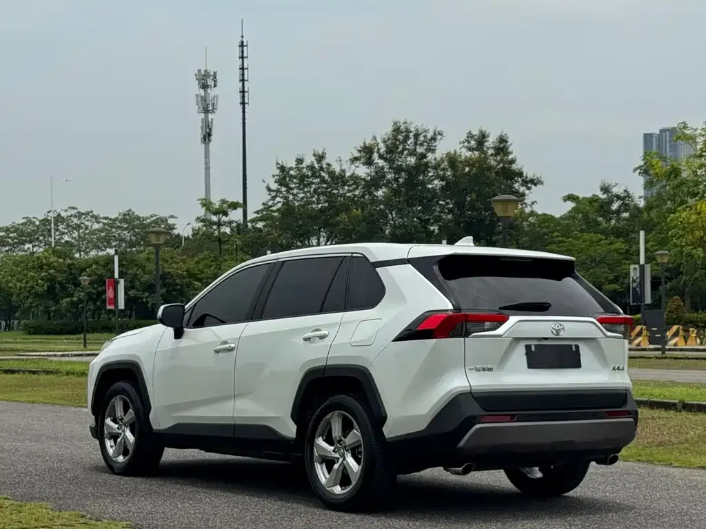 Toyota RAV4 — фото 5