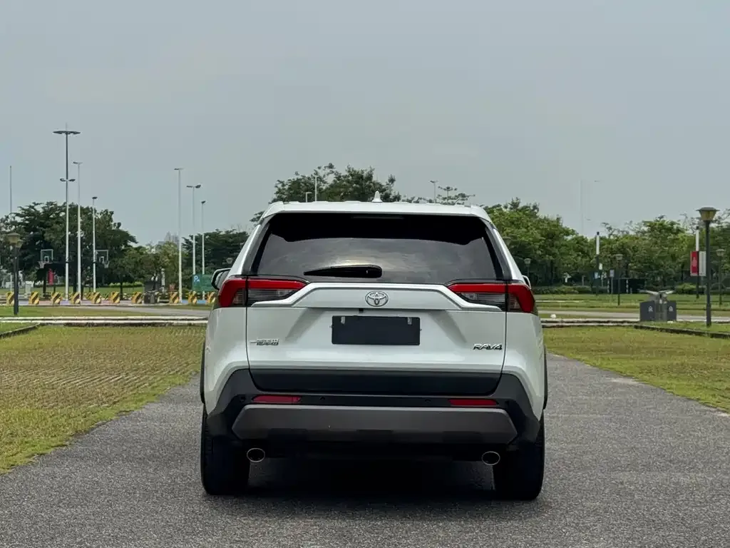 Toyota RAV4 — фото 4