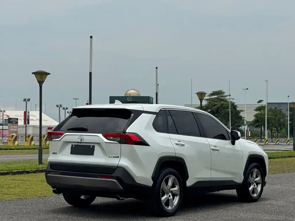 Toyota RAV4 — фото 3