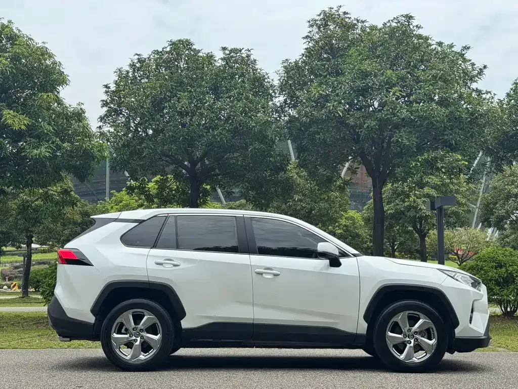 Toyota RAV4 — фото 10