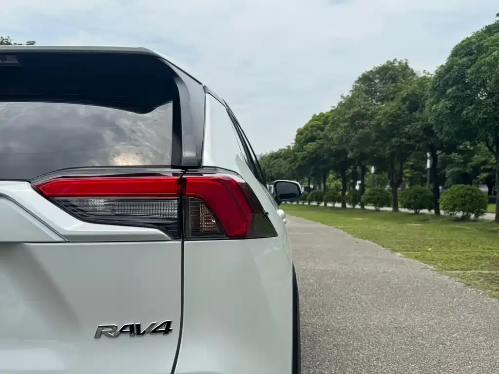 Toyota RAV4 — фото 9