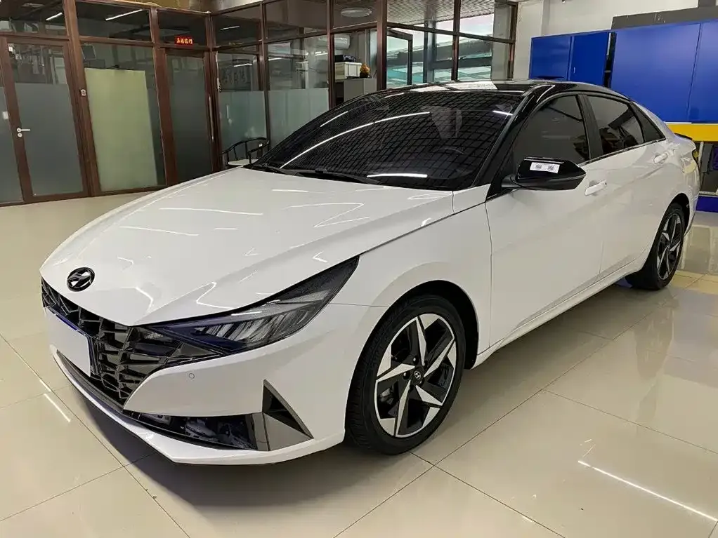 Hyundai Elantra — фото 1