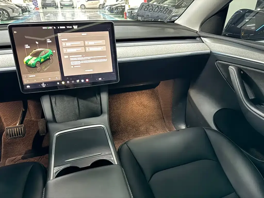 Tesla Model Y — фото 10