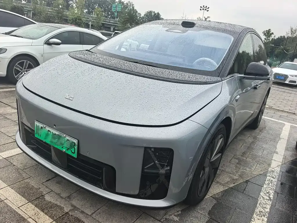 Li Auto i8 — фото 1