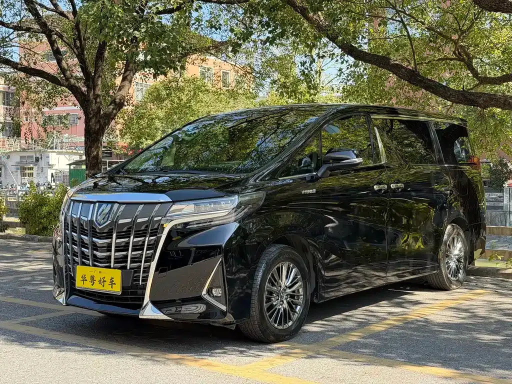 Toyota Alphard — фото 1