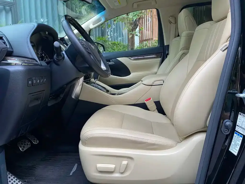 Toyota Alphard — фото 2