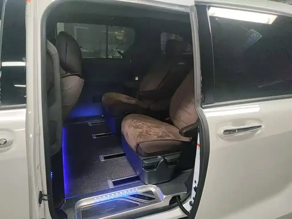 Toyota Granvia — фото 2