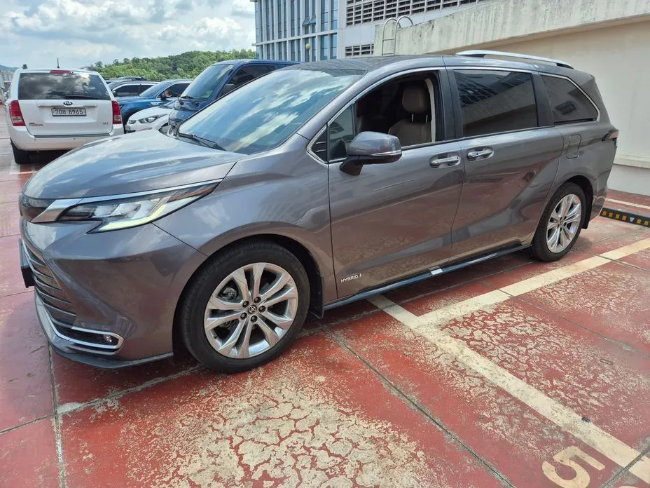 Toyota Sienna — фото 1