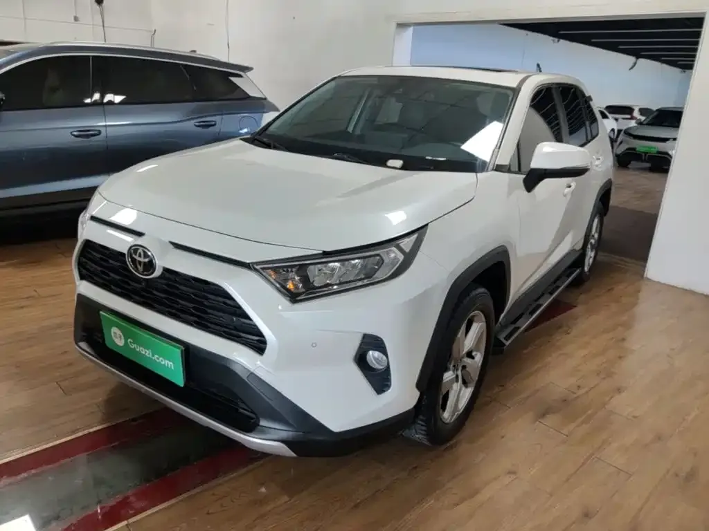 Toyota RAV4 — фото 1