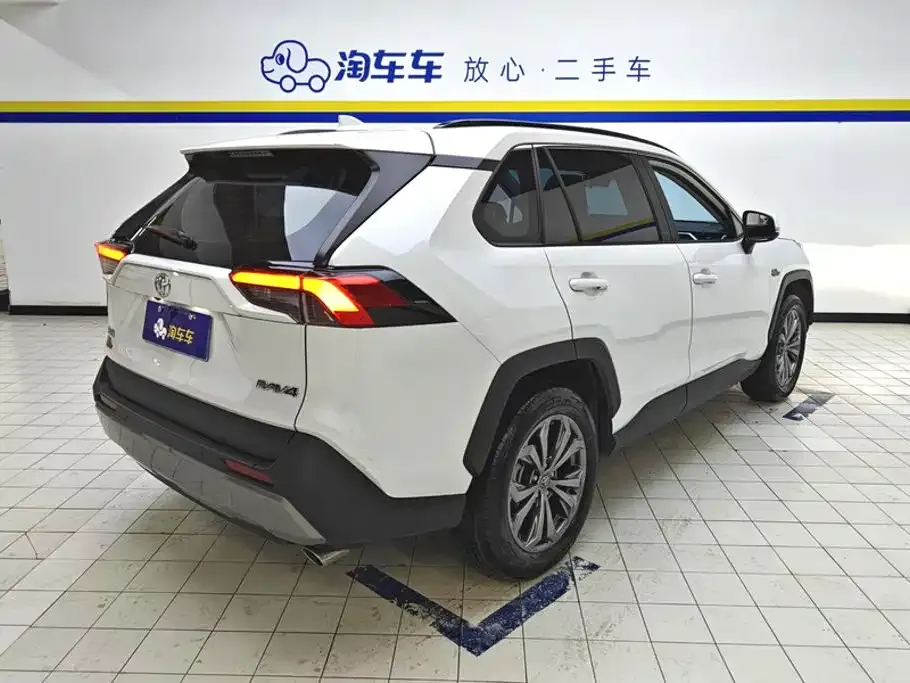 Toyota RAV4 — фото 8
