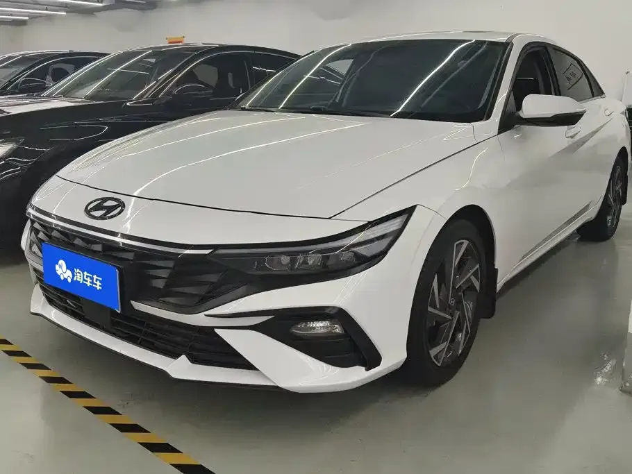 Hyundai Elantra — фото 1