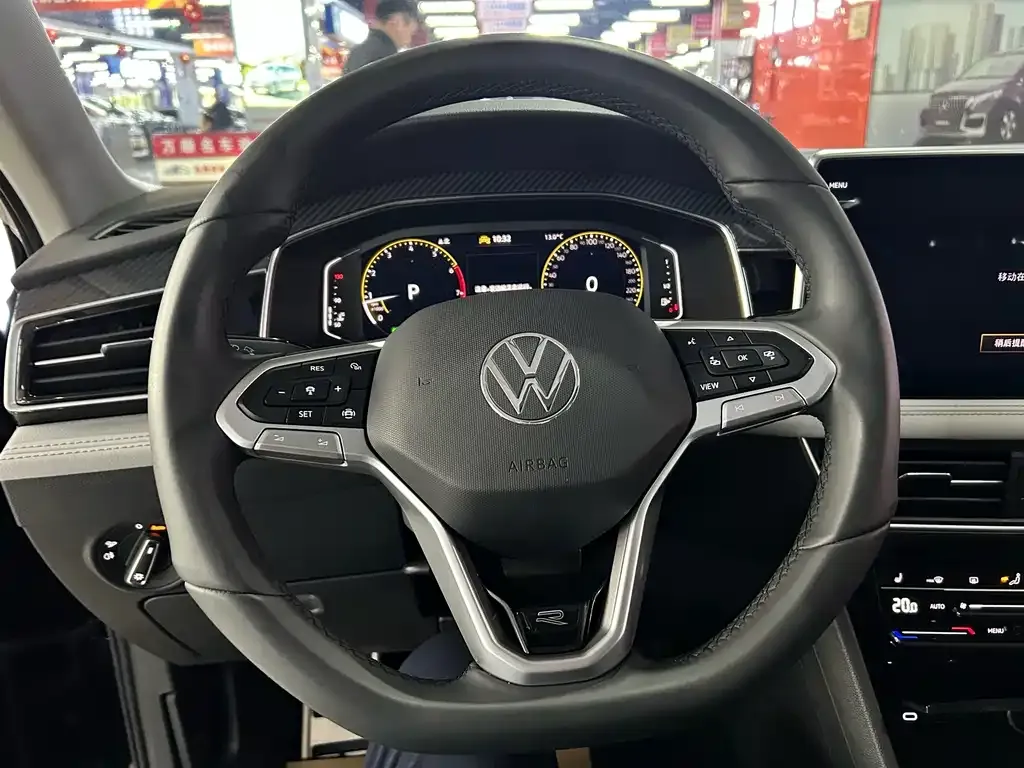 Volkswagen Tiguan L — фото 9