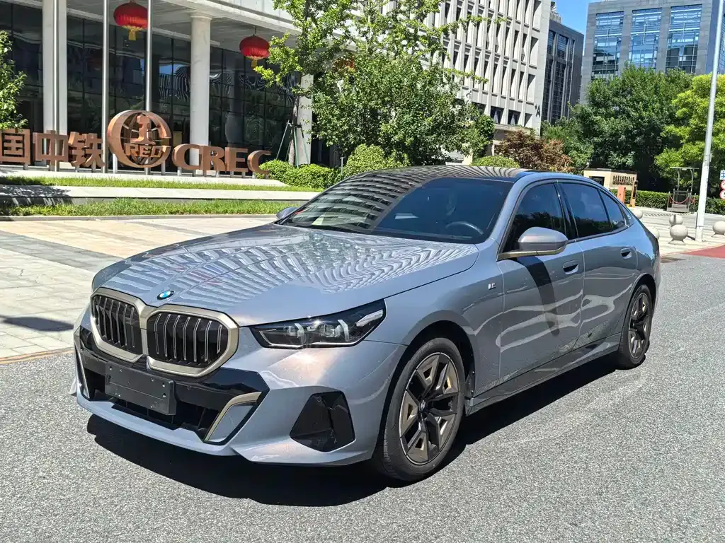 BMW 5 Series — фото 1