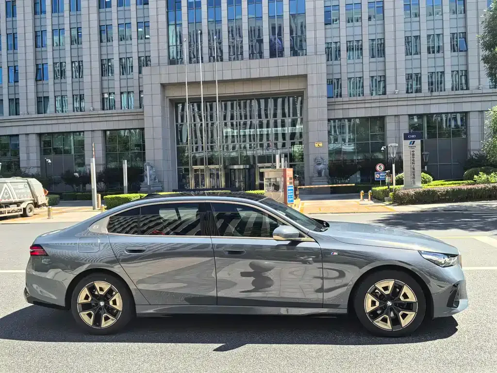 BMW 5 Series — фото 5