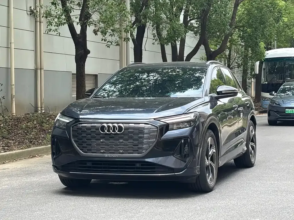 Audi Q4 e-tron — фото 1