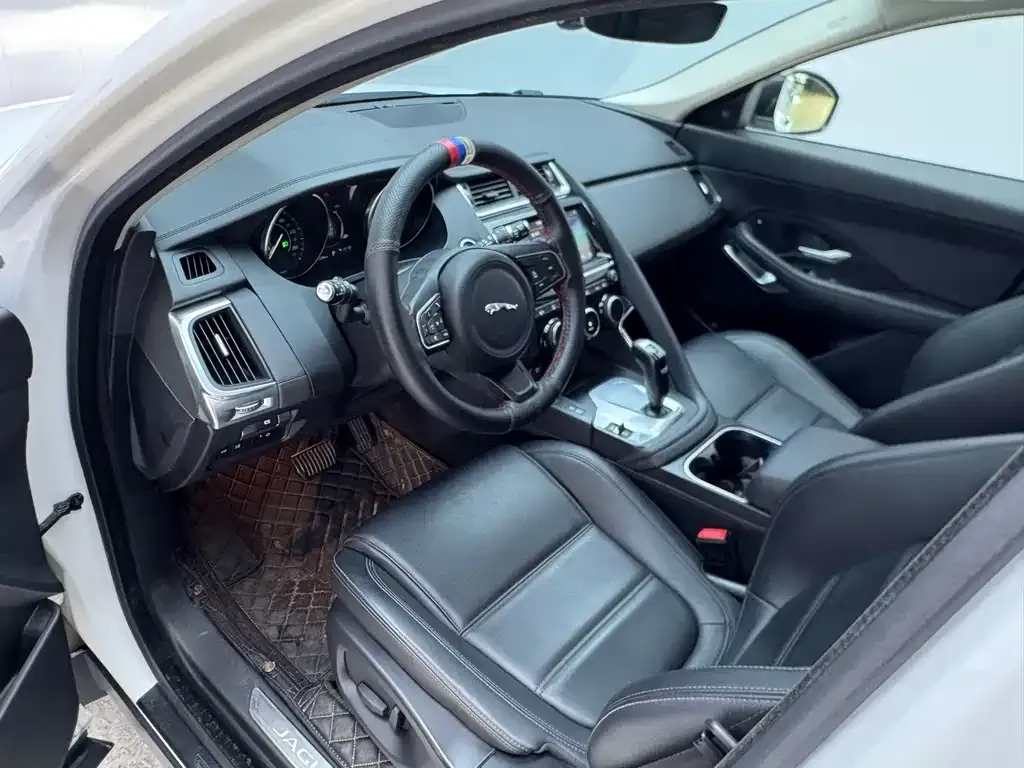 Jaguar E-PACE — фото 10