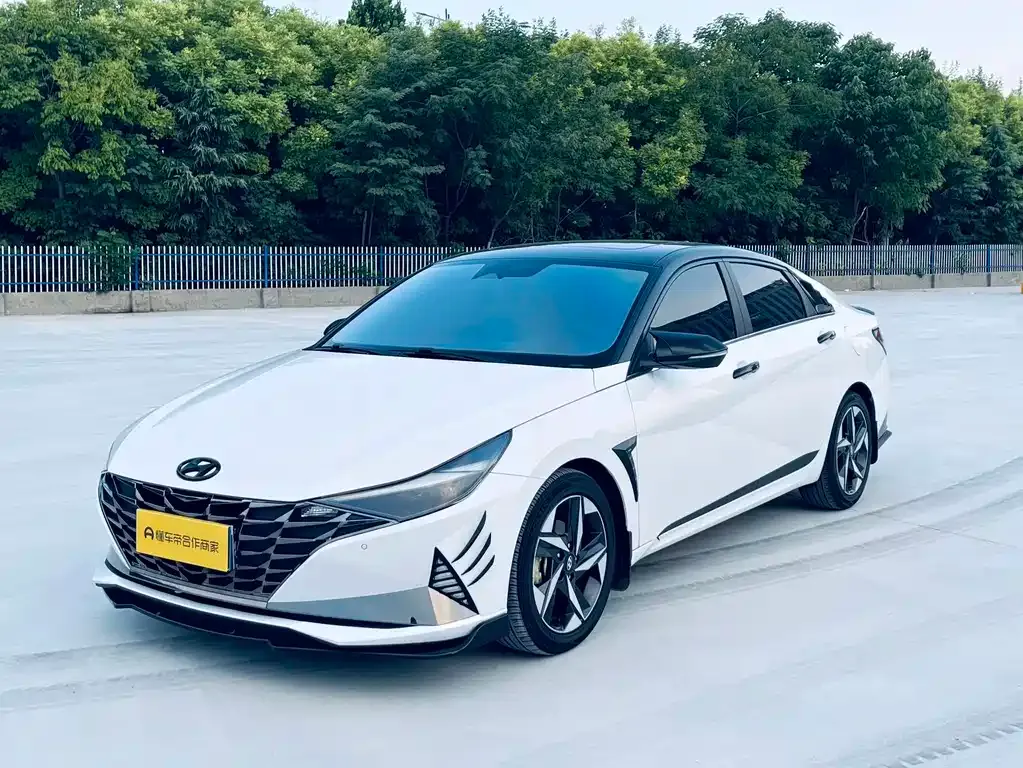 Hyundai Elantra — фото 1
