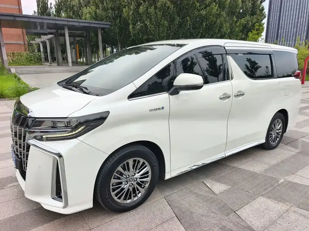 Toyota Alphard — фото 1