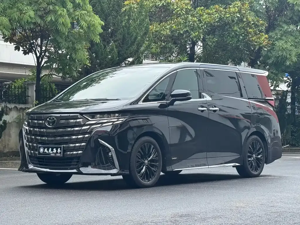 Toyota Alphard — фото 1