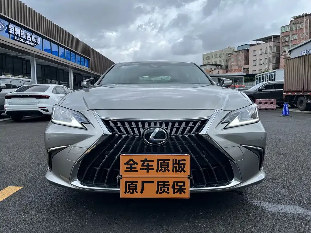 Lexus ES — фото 1