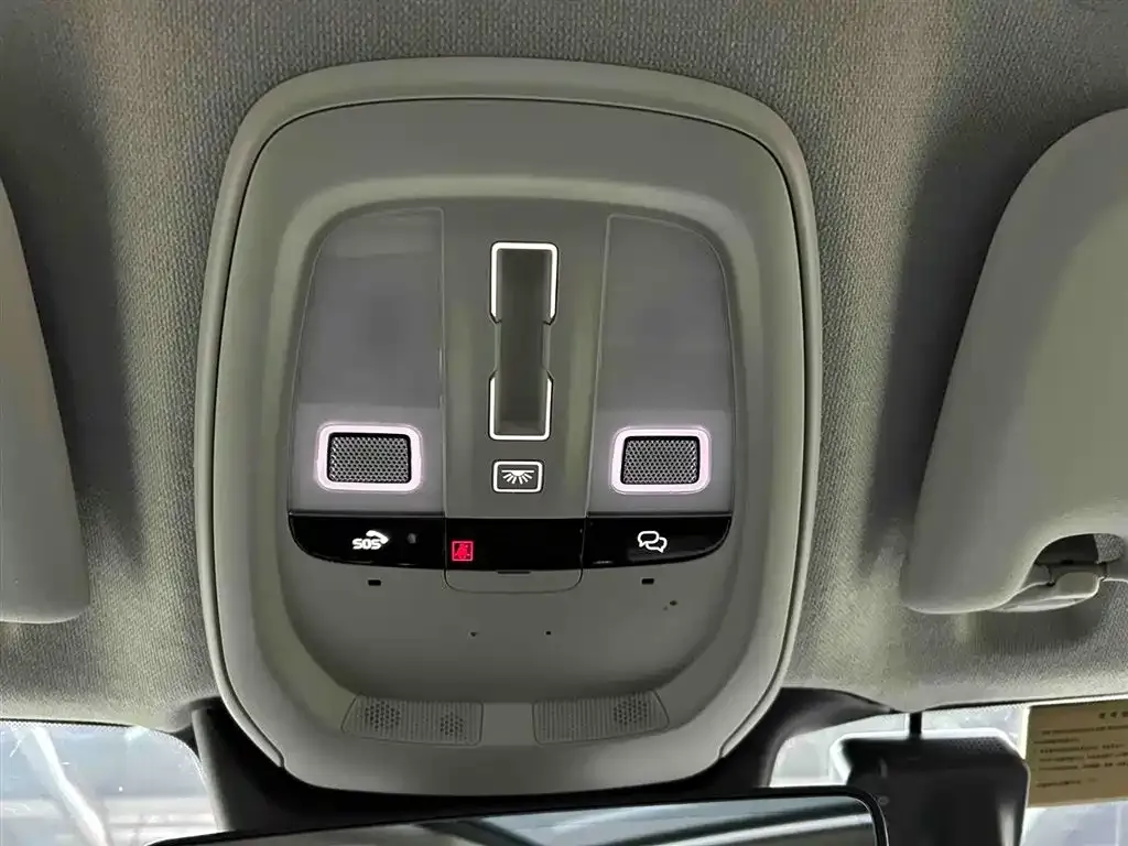 Volvo XC40 — фото 10