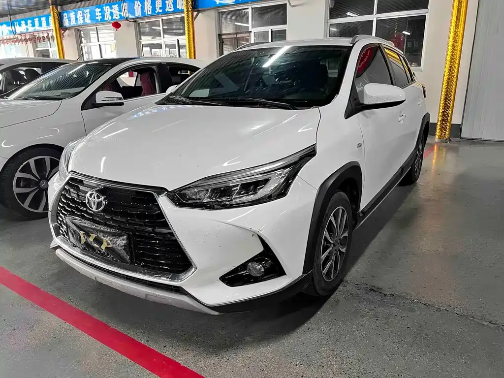 Toyota Yaris L — фото 1