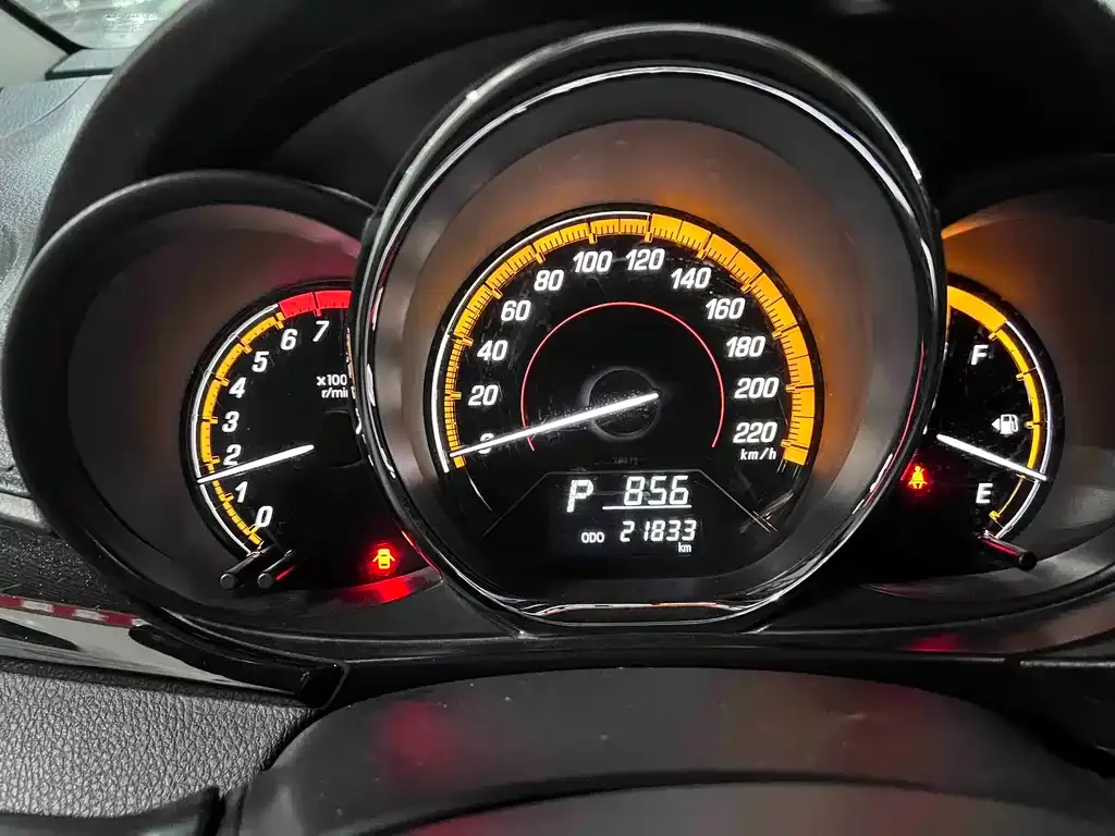 Toyota Yaris L — фото 4