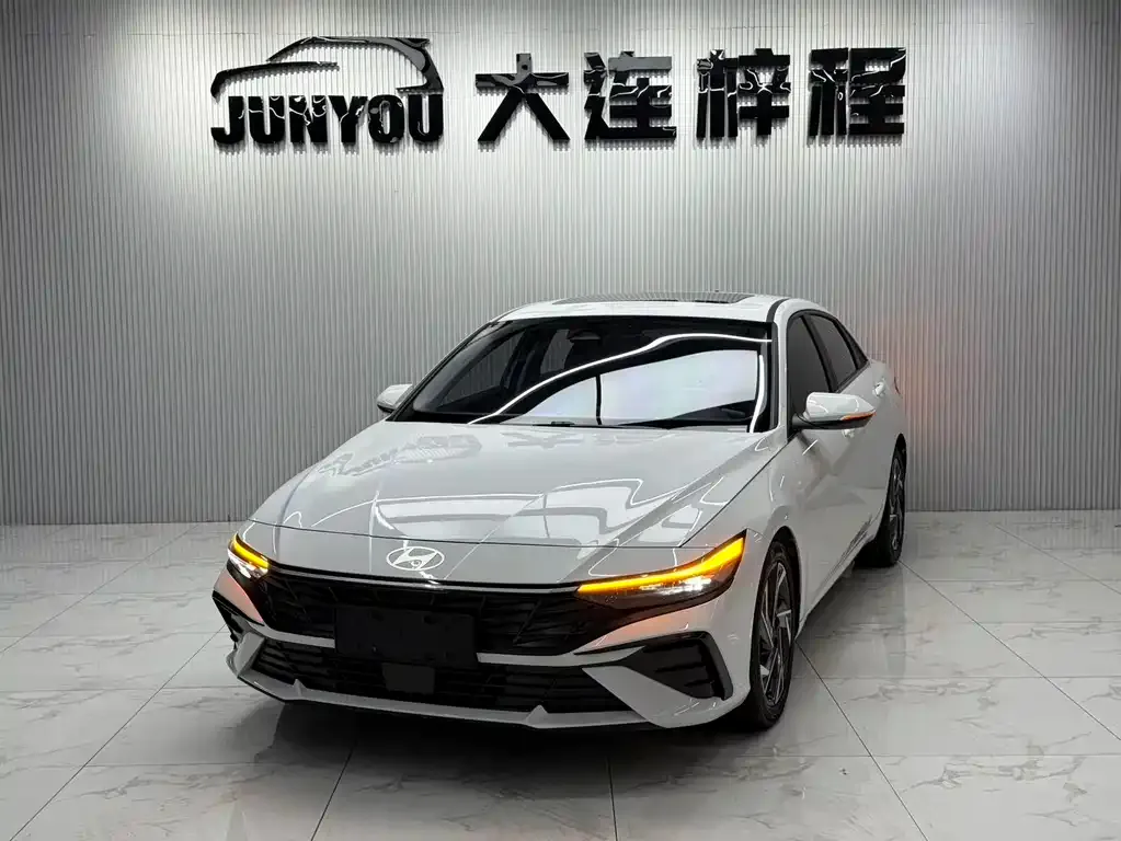 Hyundai Elantra — фото 1