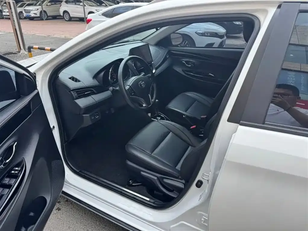 Toyota Yaris L — фото 3