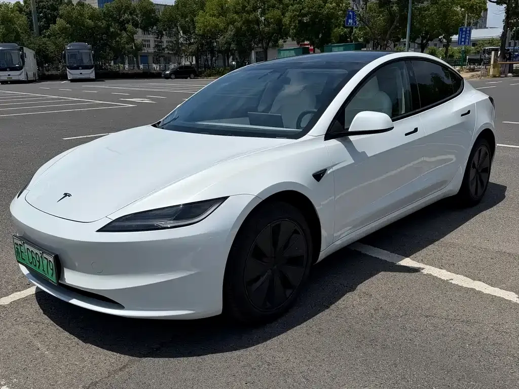 Tesla Model 3 — фото 1