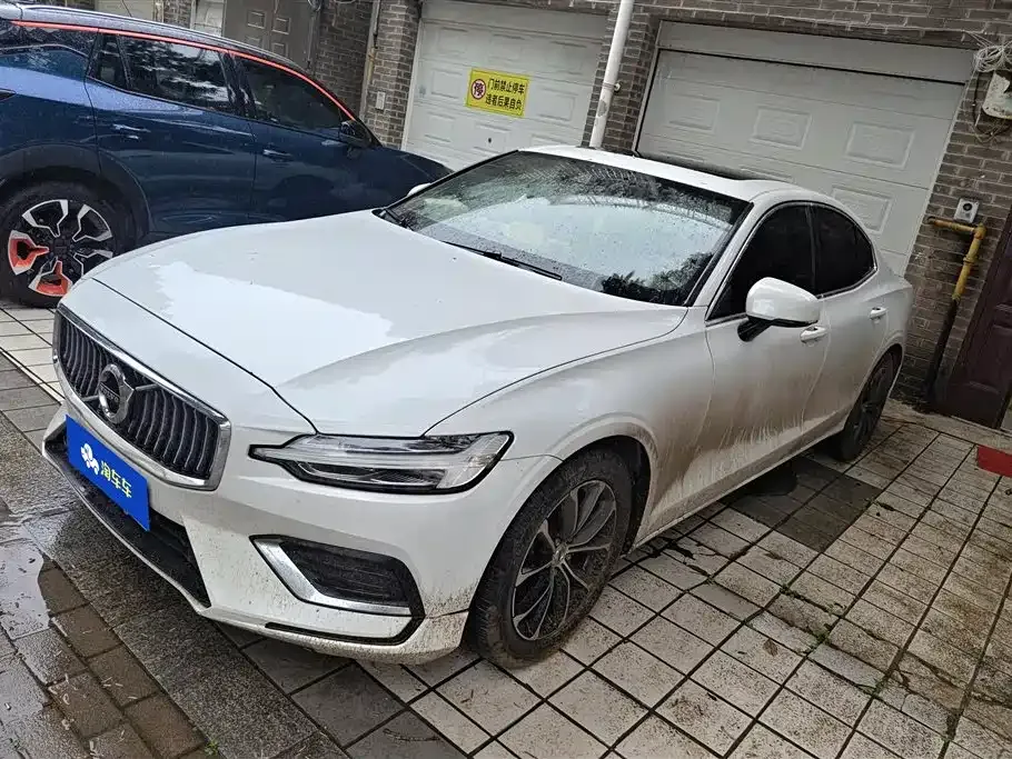 Volvo S60 — фото 1