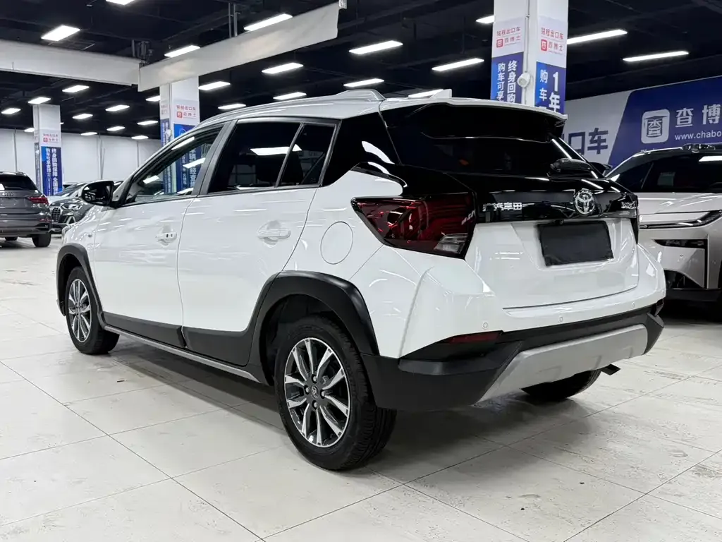 Toyota Yaris L — фото 2