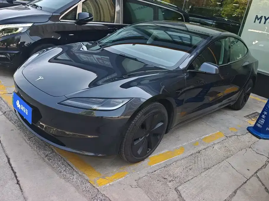 Tesla Model 3 — фото 1