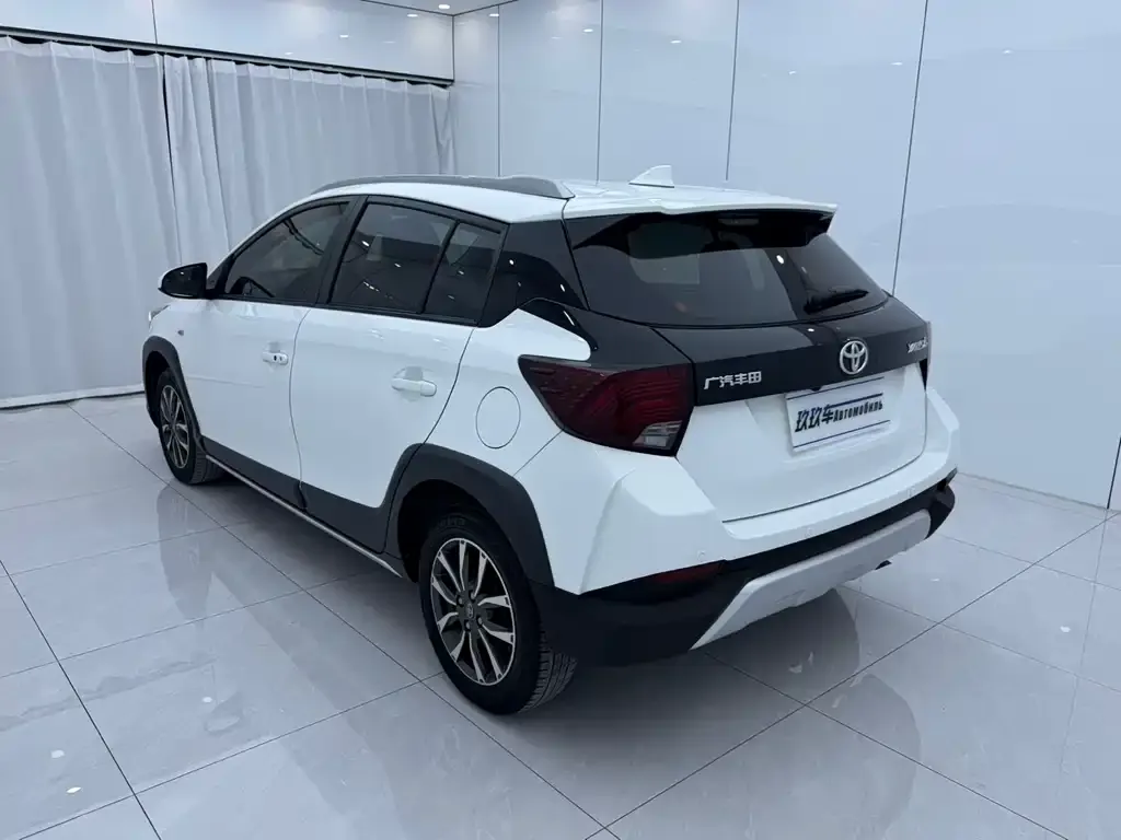Toyota Yaris L — фото 7