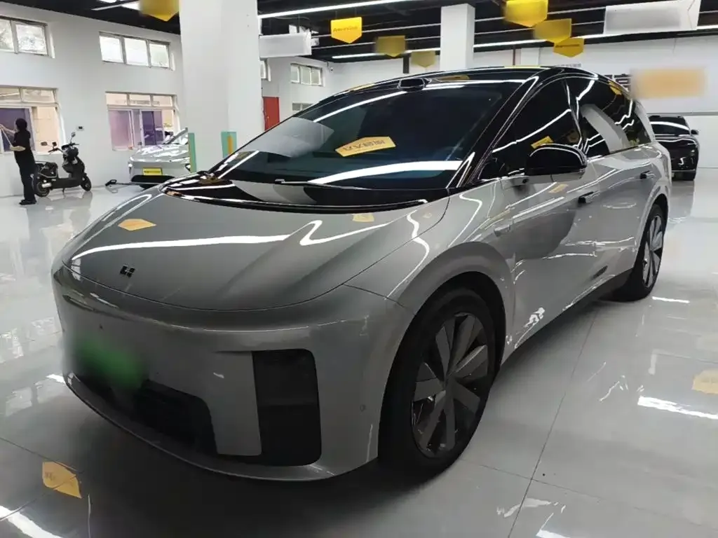 Li Auto i8 — фото 1