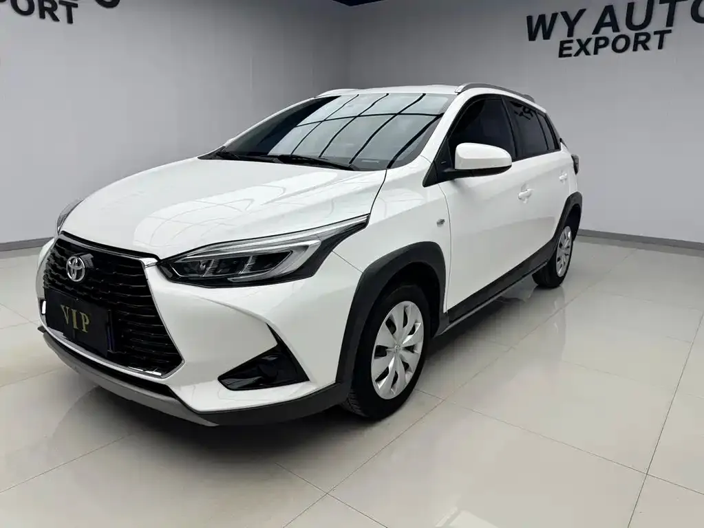 Toyota Yaris L — фото 1