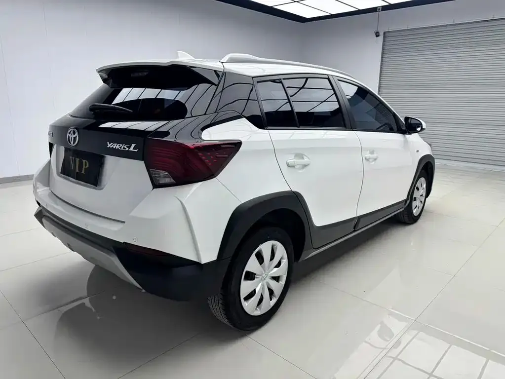 Toyota Yaris L — фото 5