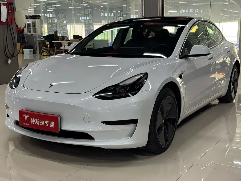 Tesla Model 3 — фото 1
