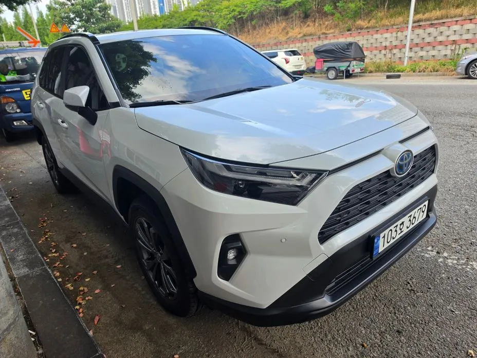 Toyota RAV4 — фото 1